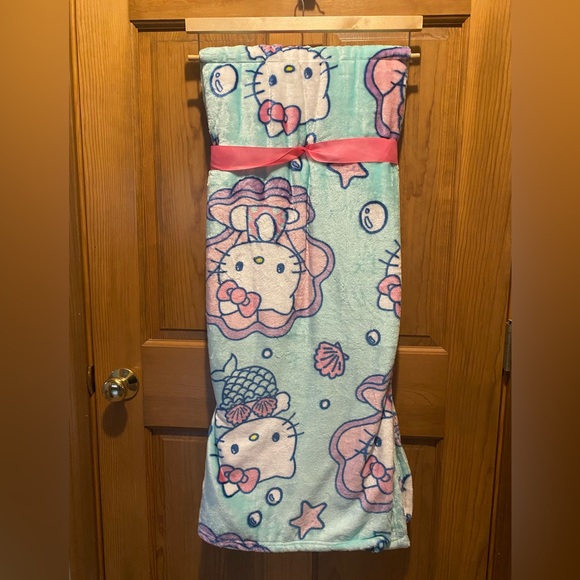 NWT Hello Kitty Mermaid Fleece Throw Blanket - Picture 3 of 5